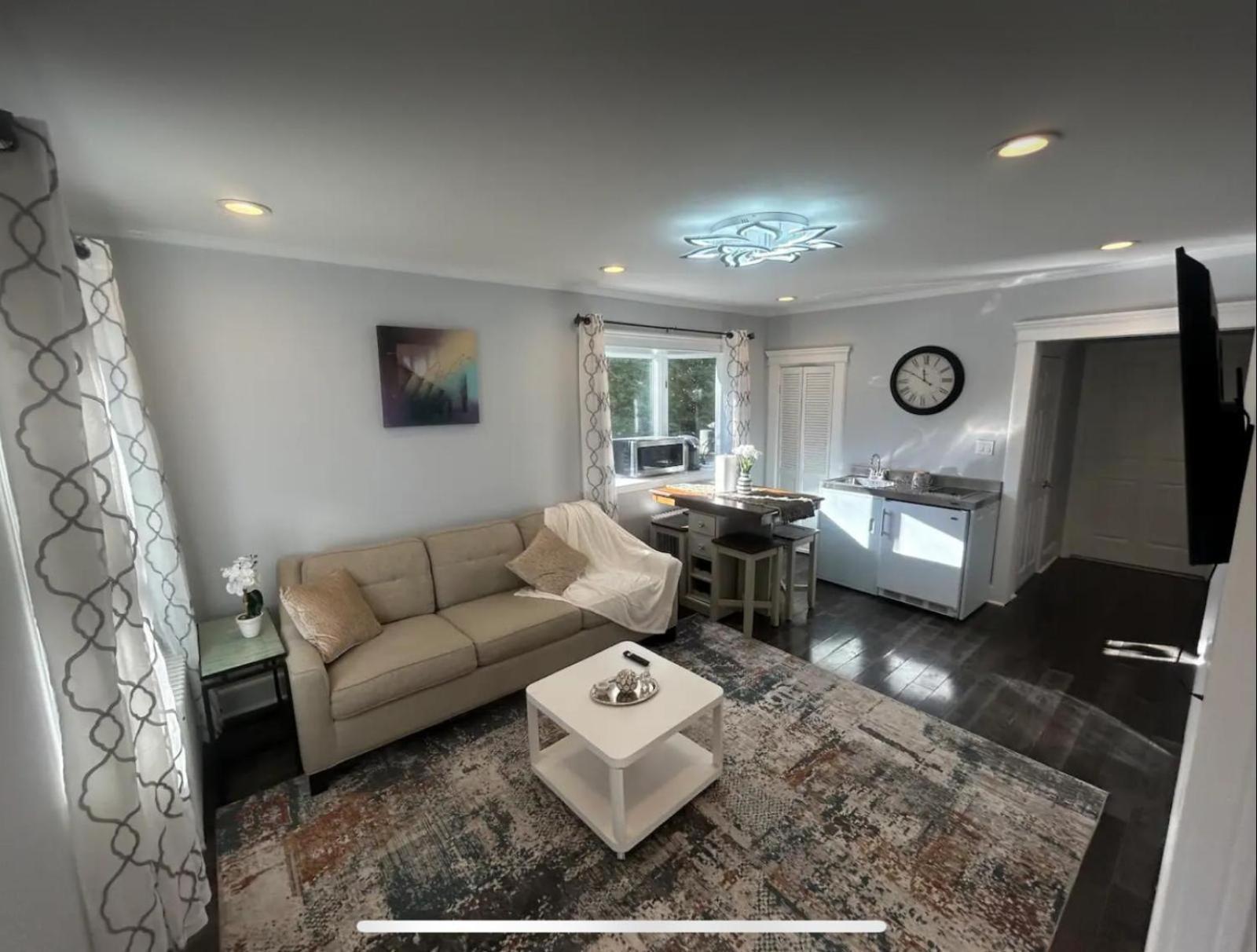 Private Suite In Huntington Station 외부 사진